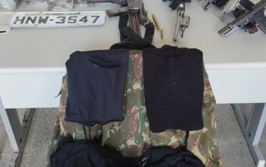 PM apreende seis armas de fogo, incluindo uma submetralhadora, em Periperi