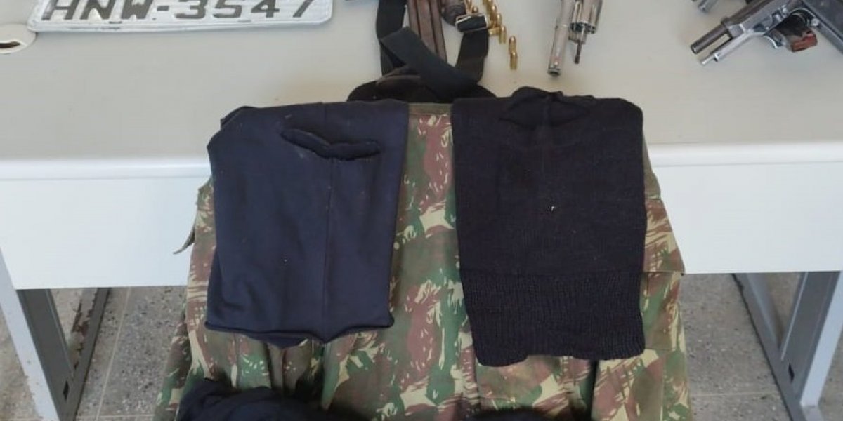 PM apreende seis armas de fogo, incluindo uma submetralhadora, em Periperi