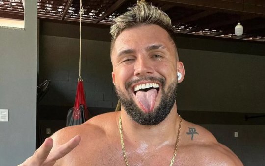 Arthur Picoli recusa proposta de R$500 mil para posar nu e vira piada nas redes