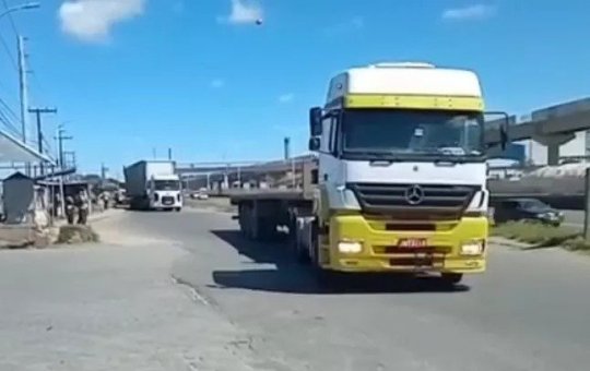 Caminhoneiros autônomos do Porto de Salvador fazem paralisação