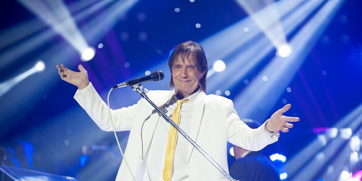 Vídeo de Roberto Carlos irritado ao distribuir rosas viraliza nas redes sociais