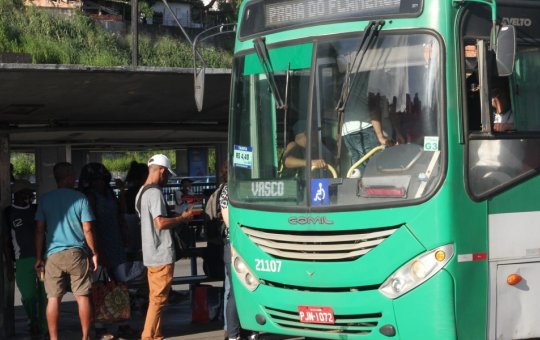 Vídeo: Passageiro é agredido por cobrador e motorista de ônibus em Salvador