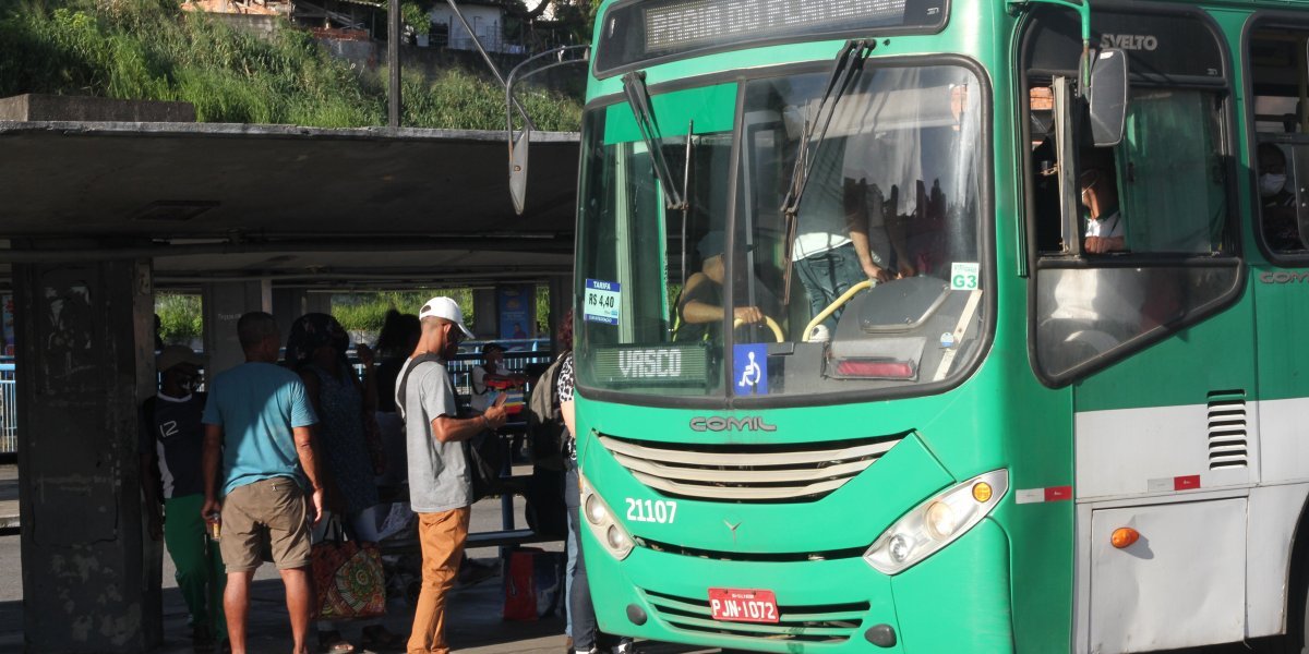 Vídeo: Passageiro é agredido por cobrador e motorista de ônibus em Salvador