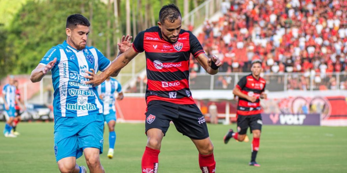 Vitória vence o Paysandu e cola de vez no G8