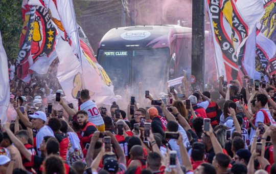 Vídeo: Torcedores do Vitória espancam tricolor na Via Regional, em Salvador