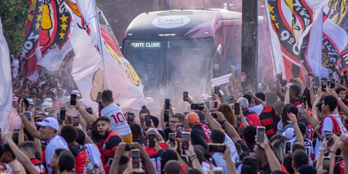 Vídeo: Torcedores do Vitória espancam tricolor na Via Regional, em Salvador