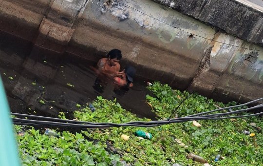 Casal apaixonado é flagrado tomando banho em esgoto de Manaus