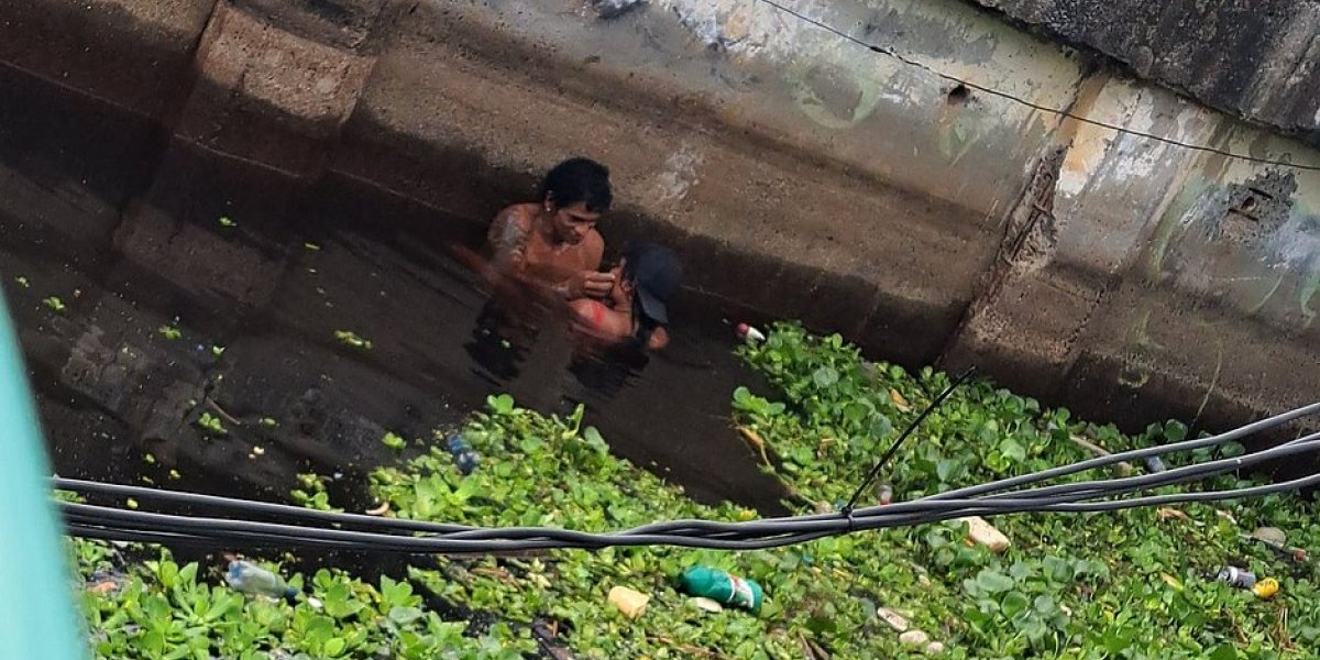 Casal apaixonado é flagrado tomando banho em esgoto de Manaus
