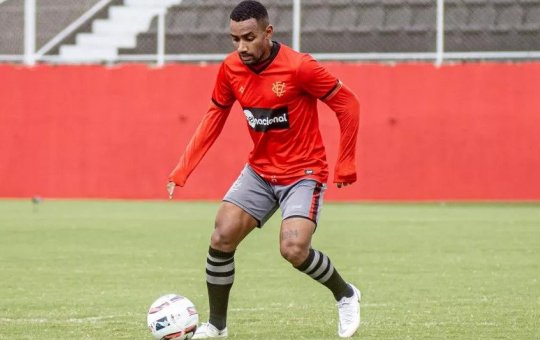 Em boa fase pelo Vitória, Dionísio elogia João Burse: "Veio para somar"
