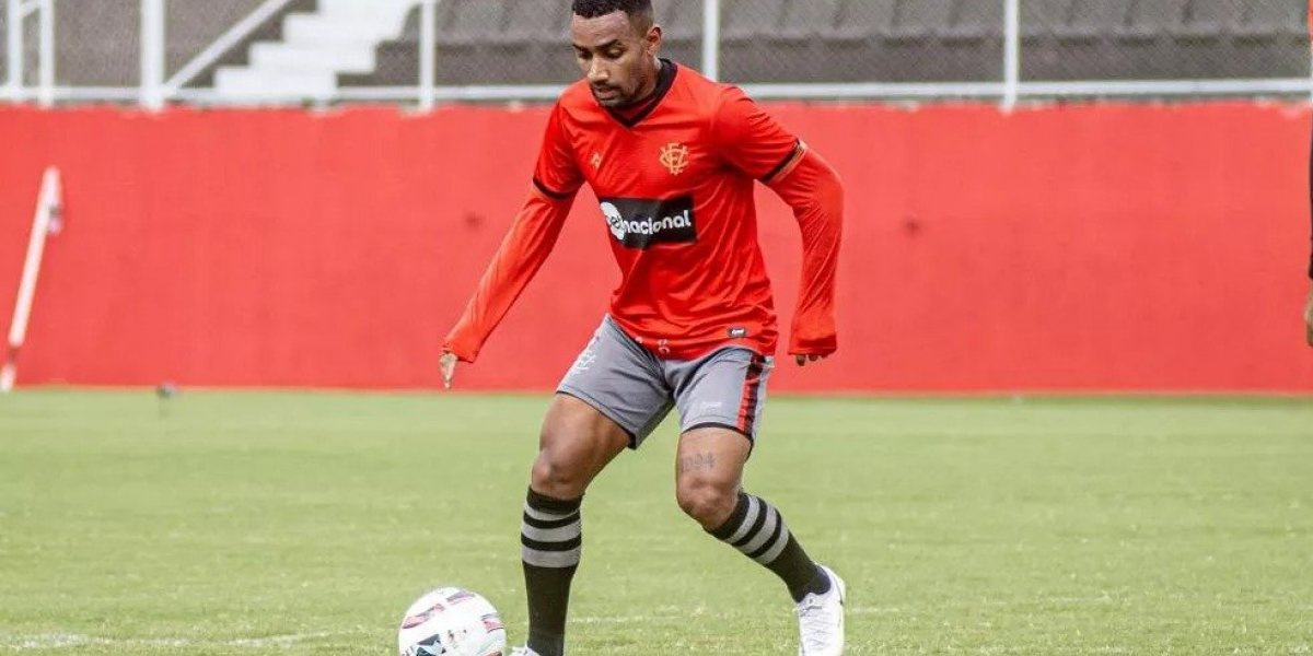 Em boa fase pelo Vitória, Dionísio elogia João Burse: "Veio para somar"