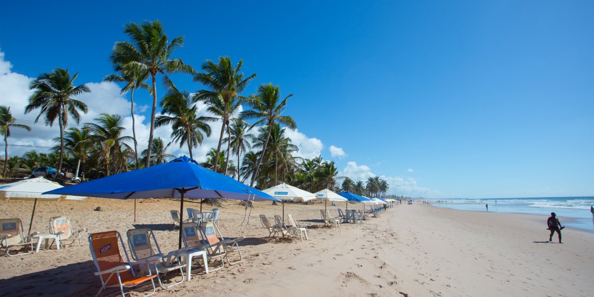Adolescente é resgatado após se afogar na praia do Flamengo, em Salvador