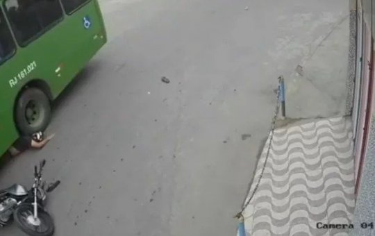 Vídeo: Motoqueiro sobrevive a acidente em Belford Roxo e agradece: "Foi Deus"