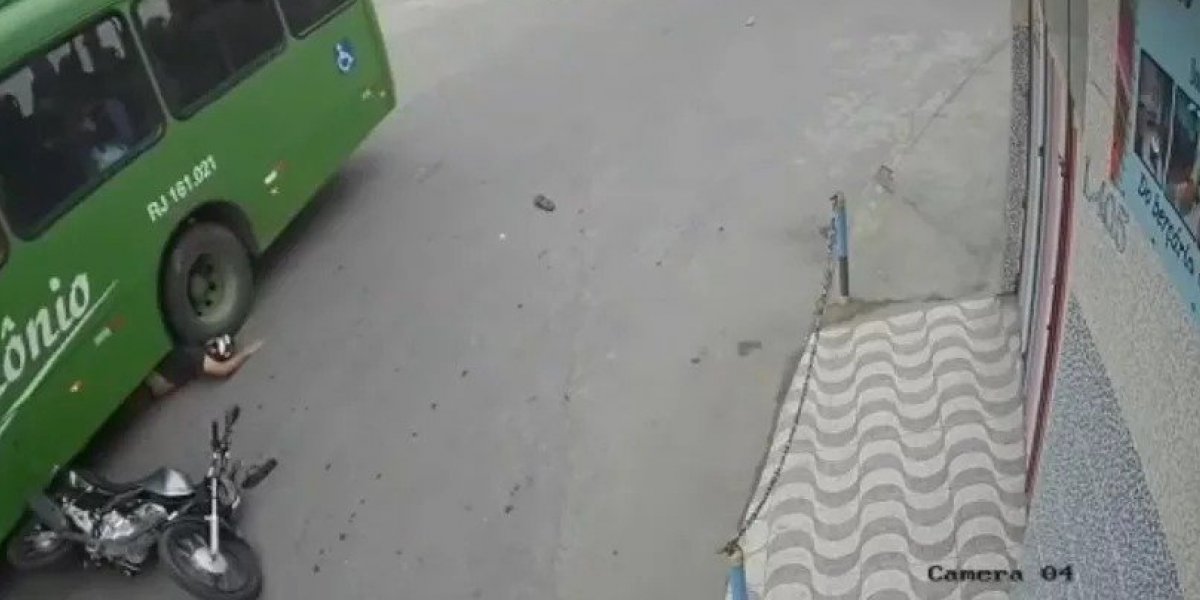 Vídeo: Motoqueiro sobrevive a acidente em Belford Roxo e agradece: "Foi Deus"