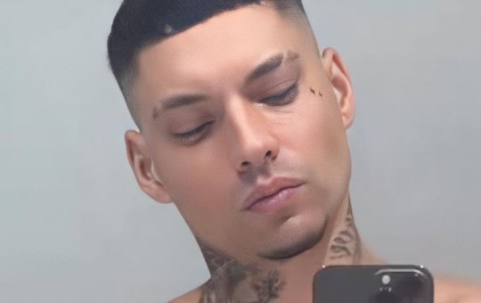 Vídeo mostra momento em que Filipe Ret é acordado por policiais em hotel