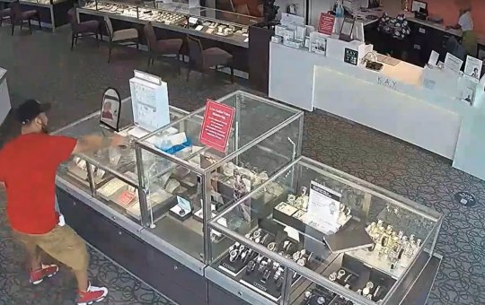 Homem tenta assaltar joalheria, mas é intimidado por funcionária e foge