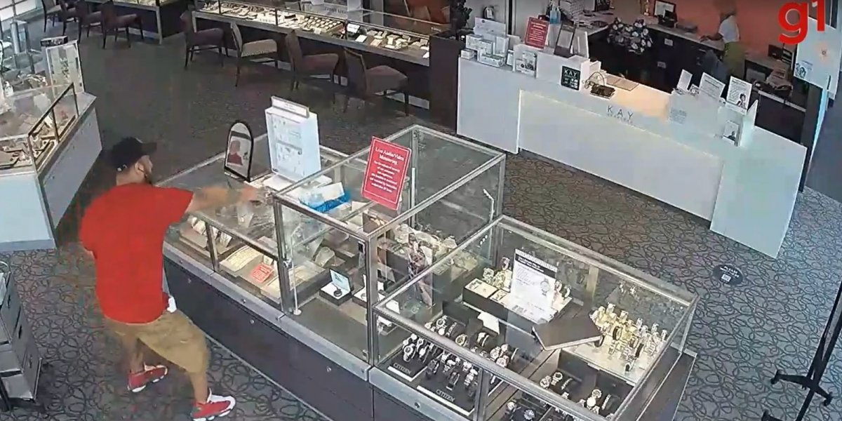 Homem tenta assaltar joalheria, mas é intimidado por funcionária e foge