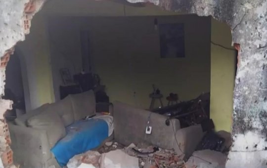 Mulher escapa de ser atingida por carro que invadiu a sua casa na Bahia