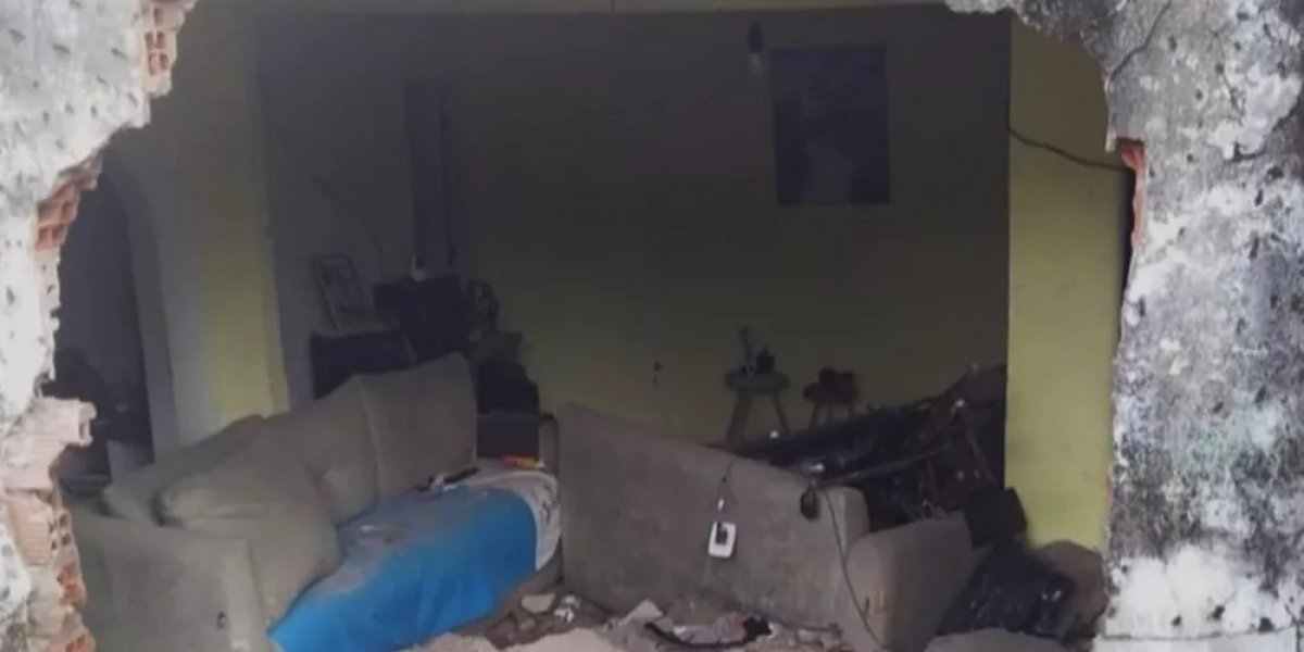 Mulher escapa de ser atingida por carro que invadiu a sua casa na Bahia