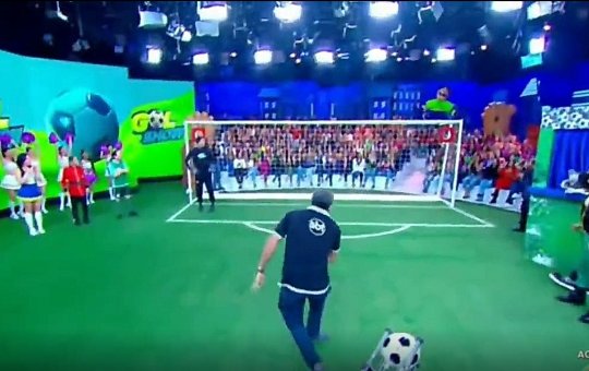 Funcionário da SBT faz golaço e leva R$ 100 mil no Programa do Ratinho