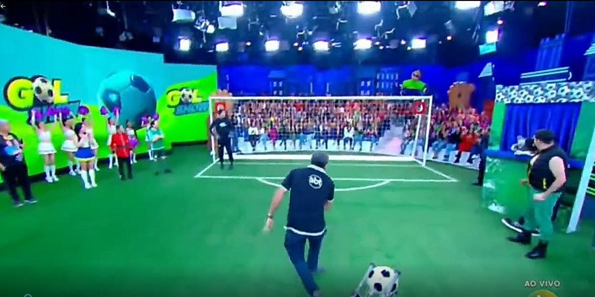 Funcionário da SBT faz golaço e leva R$ 100 mil no Programa do Ratinho