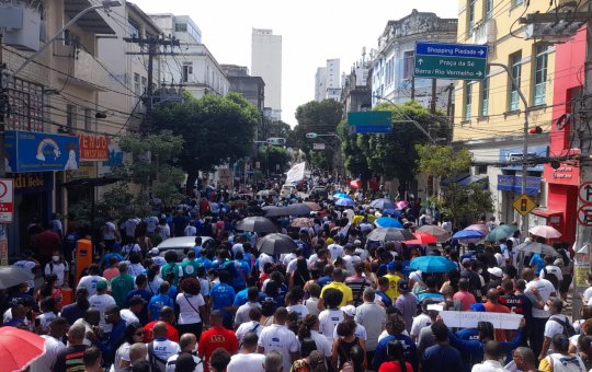 Agentes municipais de saúde protestam no Centro de Salvador