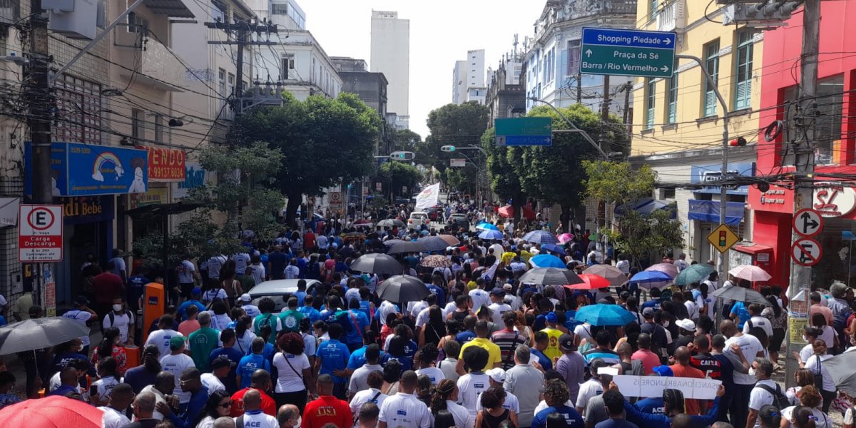 Agentes municipais de saúde protestam no Centro de Salvador