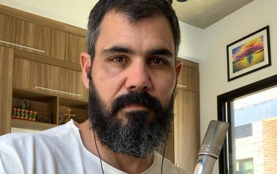 Ator Juliano Cazarré se irrita após ser chamado de machista por internauta
