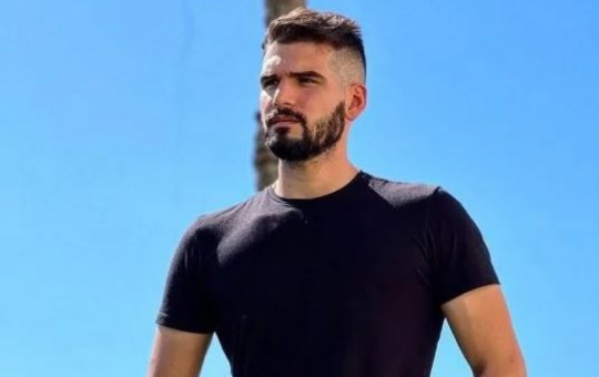 Band demite repórter que cantou música da Xuxa para anunciar crime