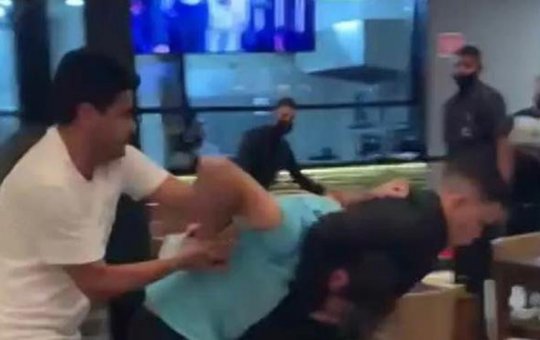 Vídeo: segurança dá 'gravata' em cliente durante confusão em bar