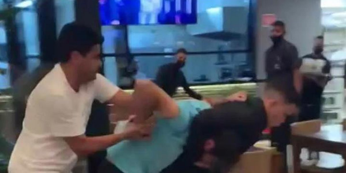 Vídeo: segurança dá 'gravata' em cliente durante confusão em bar