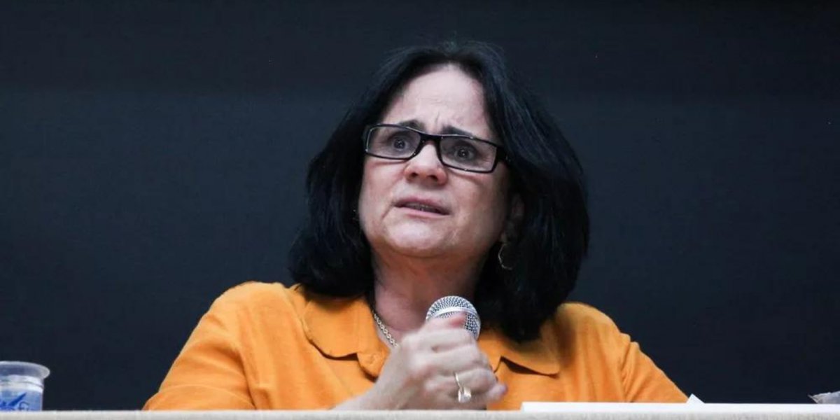 Ex-ministra Damares é internada em hospital em Brasília