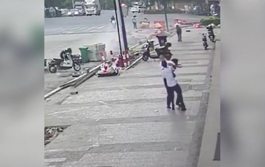 Homem salva bebê que caiu de janela do sexto andar na China