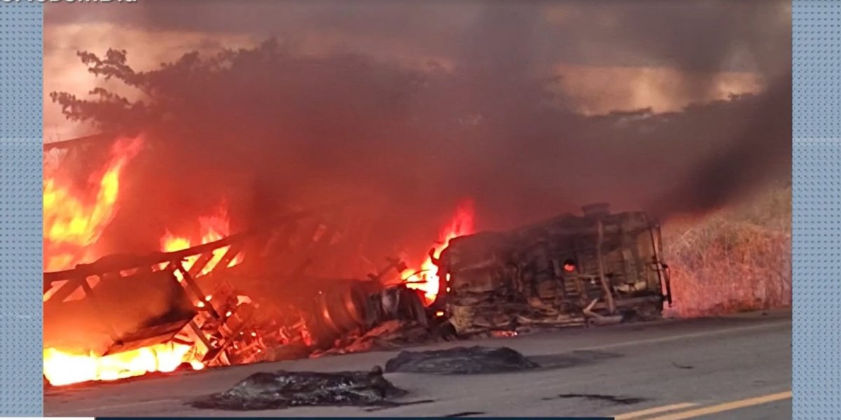 Homem morre carbonizado após acidente entre carro e caminhão-baú no sul da Bahia