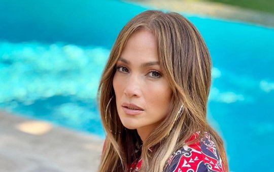 Jennifer Lopez posa nua para lançamento de produto de sua marca própria