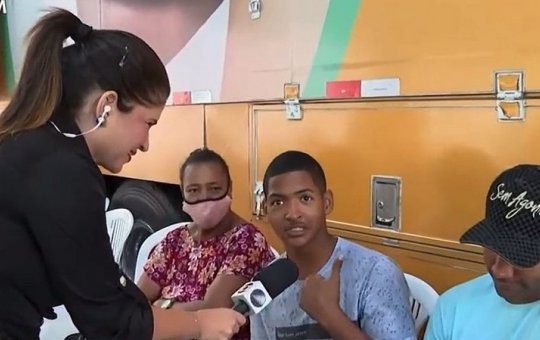 Jovem viraliza ao mandar recado ao vivo para professor após faltar prova; veja