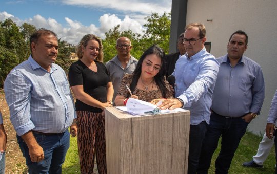 Moema Gramacho autoriza pavimentação da Rua Marta Maria de Jesus, em Buraquinho