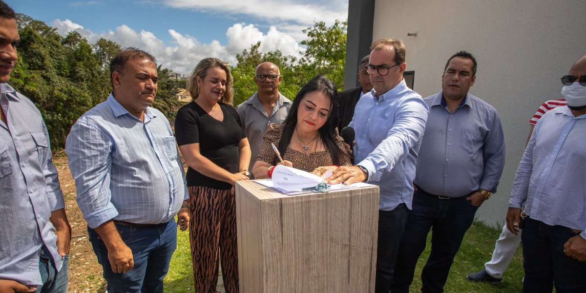 Moema Gramacho autoriza pavimentação da Rua Marta Maria de Jesus, em Buraquinho