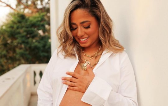 'Bem basiquinha' e sem sutiã, MC Loma mostra barrigão e encanta os internautas