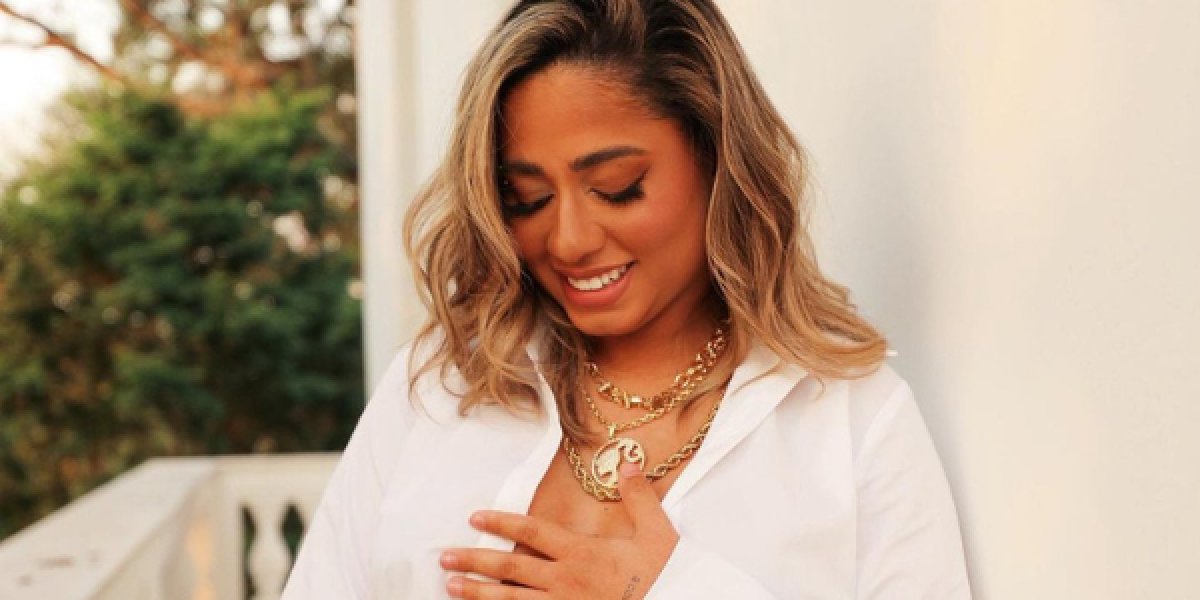 'Bem basiquinha' e sem sutiã, MC Loma mostra barrigão e encanta os internautas