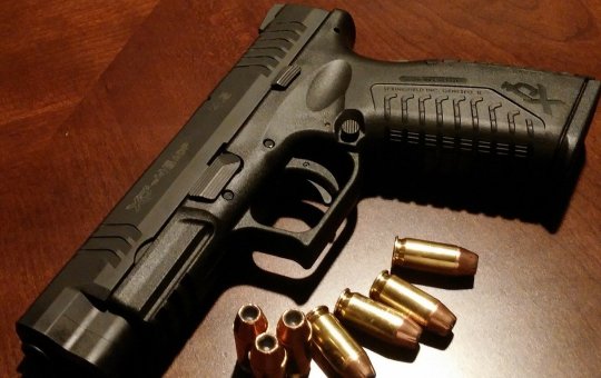 Vídeo: Homem atira em vizinho por discussão causada após limpeza de calçada