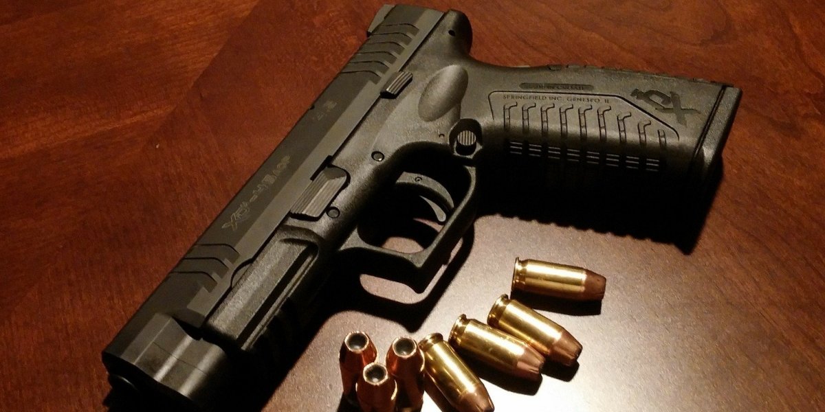 Vídeo: Homem atira em vizinho por discussão causada após limpeza de calçada