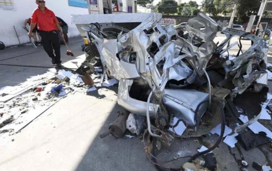 Imagens mostram momento em que carro explode em posto de combustíveis