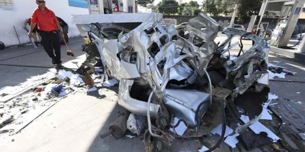 Imagens mostram momento em que carro explode em posto de combustíveis