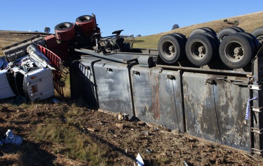 Cinco veículos se envolvem em acidente de trânsito na BR-101, em Aurelino Leal