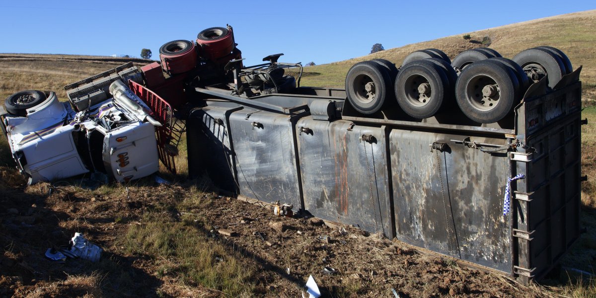 Cinco veículos se envolvem em acidente de trânsito na BR-101, em Aurelino Leal