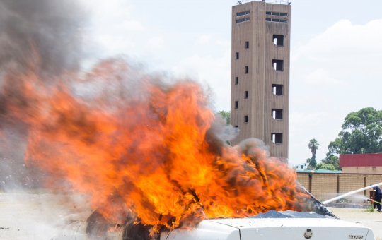 Veículo em chamas é registrado no fim de linha do Vale das Pedrinhas,em Salvador