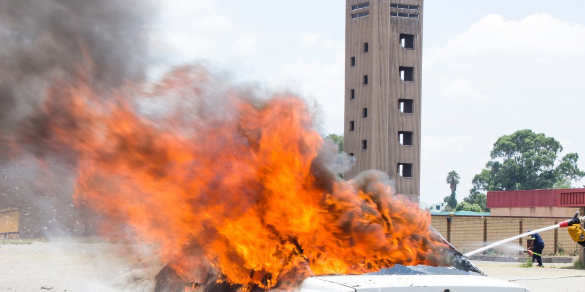 Veículo em chamas é registrado no fim de linha do Vale das Pedrinhas,em Salvador
