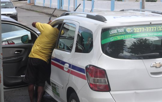 Taxistas aprovam novo auxílio, mas desconfiam de real interesse da "bondade"
