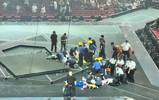 Telão despenca e atinge três membros da banda Mirror em Hong Kong