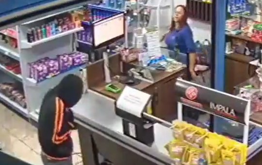 Vídeo: mulher reage a assalto e expulsa ladrão a vassouradas, no DF